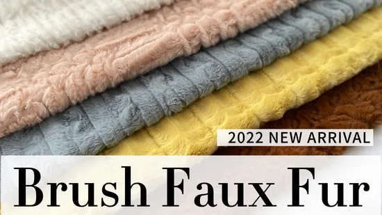 울 플리스 소재의 베이비 핑크 인조 모피